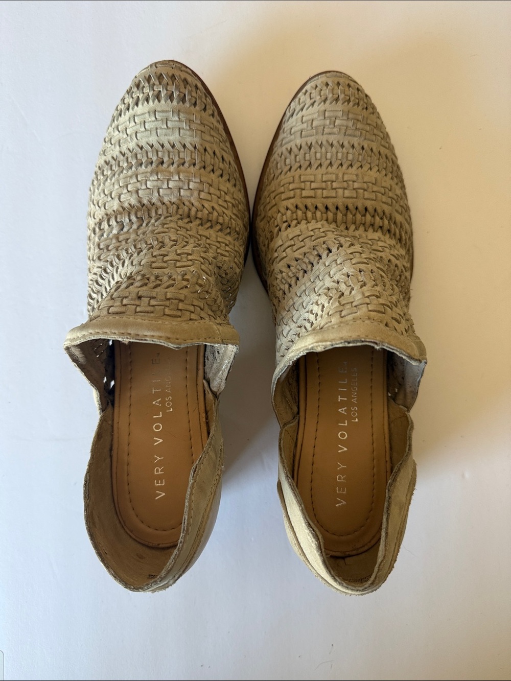Very Volatile Women's Woven Slip-On Flats in Beige sz 41